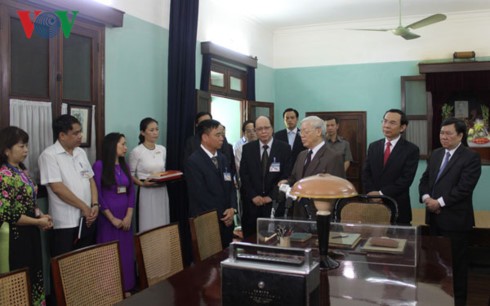 Генсек ЦК КПВ Нгуен Фу Чонг зажёг благовония в память о Президенте Хо Ши Мине - ảnh 1