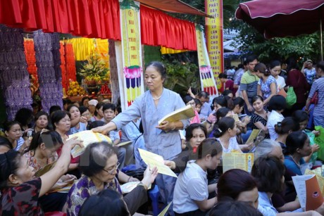 Жители и буддисты Вьетнама отмечают праздник Вулан – День выражения признательности родителям - ảnh 1