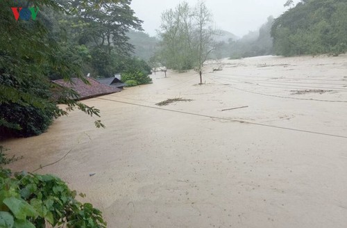 Северо-западные и центральные провинции Вьетнама страдают от последствий тропического циклона - ảnh 1