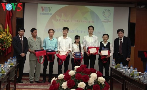 Радио «Голос Вьетнама» наградило победителей викторины, посвящённой саммиту АТЭС Вьетнам 2017 - ảnh 1
