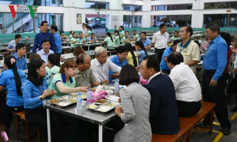 Премьер Вьетнама провёл диалог с рабочими в провинции Донгнай - ảnh 1