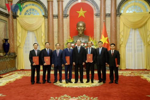 Президент Вьетнама присвоил пяти дипломатам ранг посла СРВ - ảnh 1
