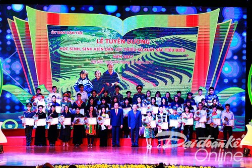 В Ханое названы лучшие школьники и студенты – представители нацменьшинств 2017 года - ảnh 1
