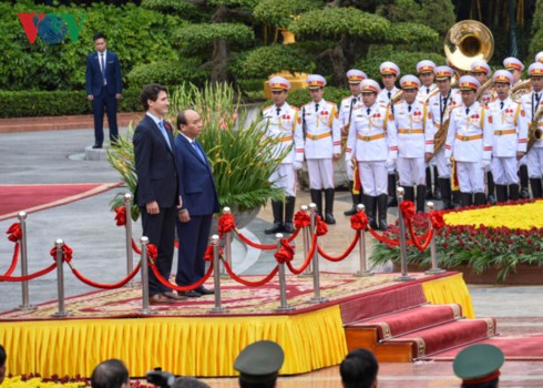 Премьер Вьетнама Нгуен Суан Фук провёл переговоры с канадским коллегой - ảnh 1