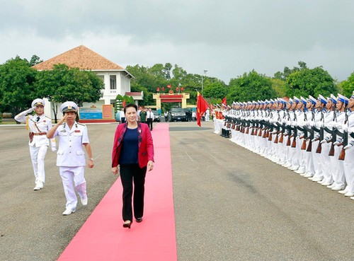 Нгуен Тхи Ким Нган посетила подразделения военно-морских сил Вьетнама - ảnh 1