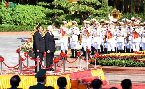 Генсек НРПЛ, президент ЛНДР начал официальный дружественный визит во Вьетнам - ảnh 1