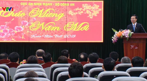 Во Ван Тхыонг поздравил военнослужащих и деятелей литературы с Тэтом - ảnh 1