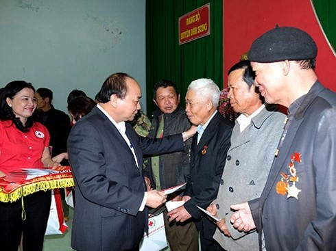 Нгуен Суан Фук вручил тэтские подарки представителям нацменьшинств провинции Дакнонг - ảnh 1