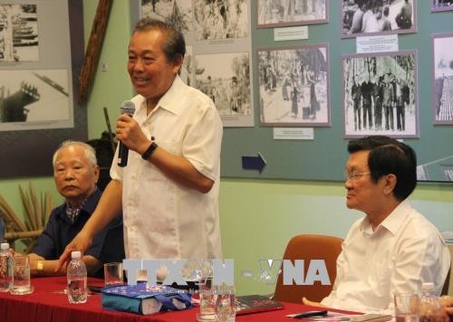 Чыонг Хоа Бинь принял участие во встрече революционеров, находившихся в тюрьмах врага - ảnh 1