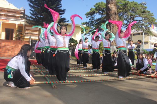 Более 100 мастеров приняли участие в весеннем празднике народностей провинции Зялай - ảnh 1