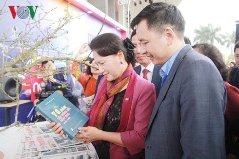 Председатель Нацсобрания Вьетнама посетила всереспубликанский праздник газет 2018 - ảnh 1
