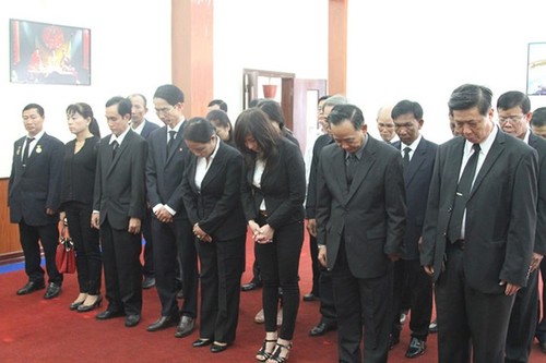 Вьетнамцы и зарубежные друзья приходят на прощание с экс-премьером страны Фан Ван Кхаем - ảnh 4