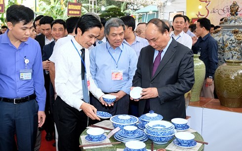 Премьер Вьетнама Нгуен Суан Фук посетил гончарную деревню Батчанг - ảnh 1