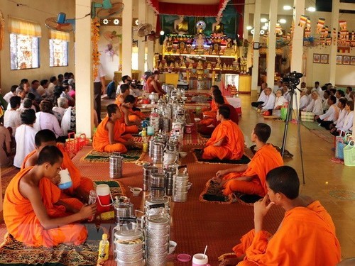 Премьер Вьетнама поздравил кхмеров с традиционным новогодним праздником «Чол Чнам Тхмай» - ảnh 1