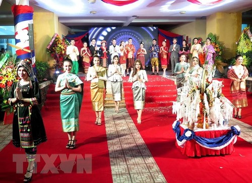 Лаосские студенты встретили традиционный новогодний праздник «Бунпимай» в Хюэ - ảnh 1