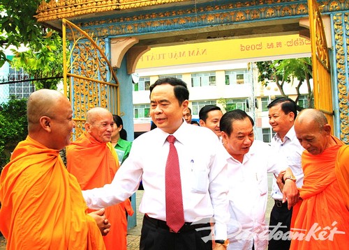 Глава ОФВ Чан Тхань Ман поздравил кхмеров в городе Кантхо с праздником «Чол Чнам Тхмай» - ảnh 1