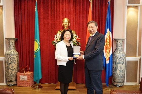 Глава МОБ Вьетнама То Лам посетил посольство СРВ в Казахстане - ảnh 1