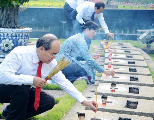 Во Вьетнаме проходят различные мероприятия в честь Дня освобождения Юга и воссоединения страны - ảnh 2