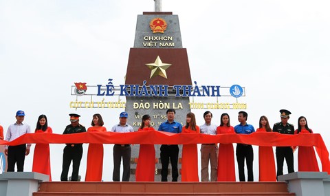 В провинции Куангбинь завершилась установка национального флагштока на острове Хонла - ảnh 1