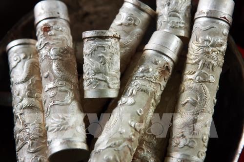 Промысел по гравировке на серебре в деревне Донгсам - ảnh 3