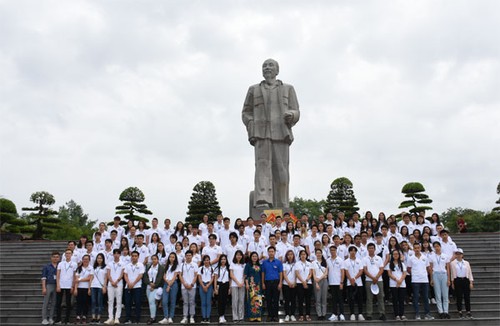 Делегация молодых вьетнамских эмигрантов посетила родину президента Хо Ши Мина - ảnh 2