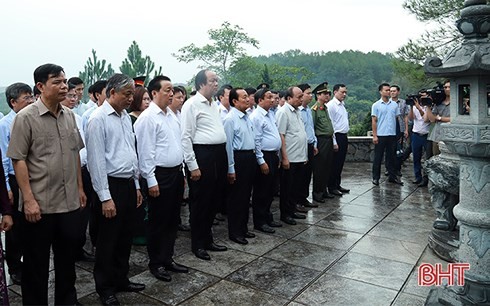 Премьер Вьетнама провел осмотр модели образцовой новой деревни в провинции Хатинь - ảnh 2