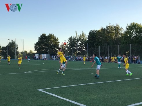 В Москве прошёл турнир по футболу 2018 среди вьетнамцев в России - ảnh 1