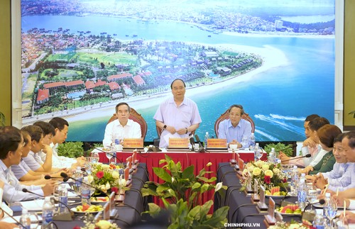 Премьер Вьетнама Нгуен Суан Фук провел рабочую встречу с руководством провинции Куангбинь - ảnh 1