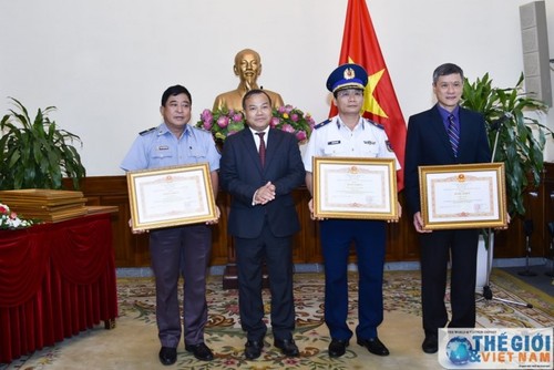 Во Вьетнаме награждены коллективы и отдельные лица за большой вклад в защиту сограждан - ảnh 1
