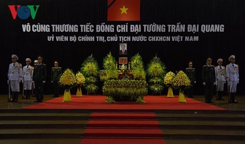 Во Вьетнаме проходит торжественная церемония прощания с президентом страны Чан Дай Куангом - ảnh 1