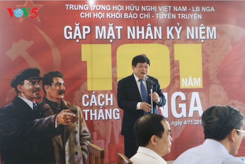 Как отмечают День Октябрьской революции вьетнамские журналисты - ảnh 1