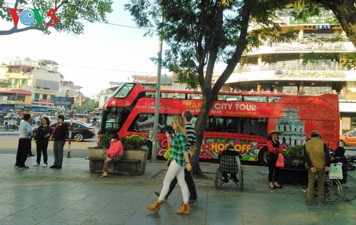 Почувствуйте красоту Ханоя на двухэтажных автобусах - ảnh 1