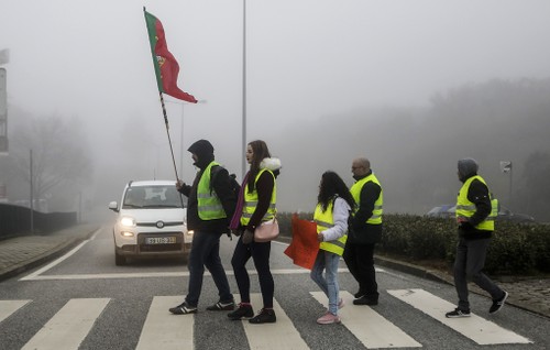 В Португалии и Британии начались протесты движения «желтых жилетов» - ảnh 1