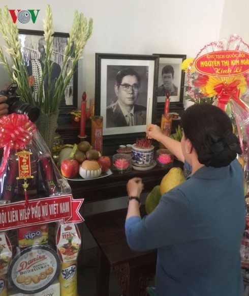 Нгуен Тхи Ким Нган зажгла благовония в память о бывших руководителях партии и государства - ảnh 1