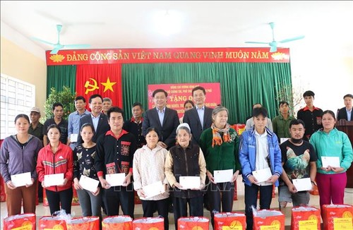 Руководители Вьетнама вручили подарки малоимущим семьям по случаю Нового года  - ảnh 1