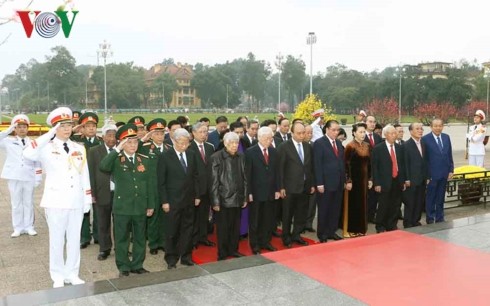 89-я годовщина создания КПВ: Руководители Вьетнама посетили Мавзолей Хо Ши Мина - ảnh 1