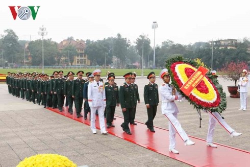 89-я годовщина создания КПВ: Руководители Вьетнама посетили Мавзолей Хо Ши Мина - ảnh 2