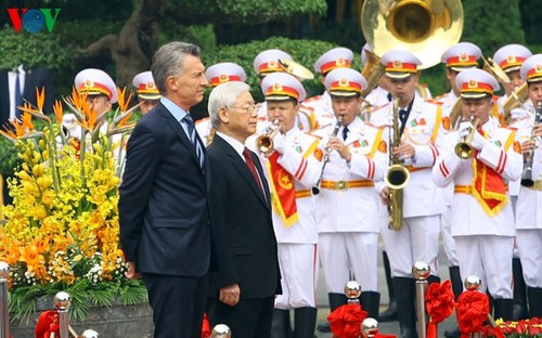 Президент Аргентины с супругой находится во Вьетнаме с государственным визитом - ảnh 1