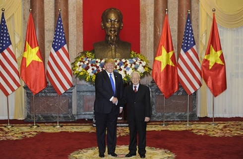 Генсек ЦК КПВ, президент СРВ Нгуен Фу Чонг провел переговоры с президентом США Дональдом Трампом - ảnh 2