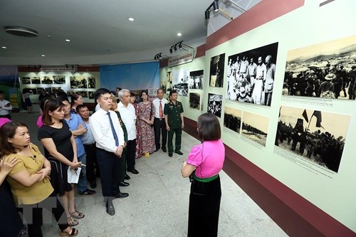 Во Вьетнаме проходит выставка в честь 65-летия победы под Диенбиенфу - ảnh 1