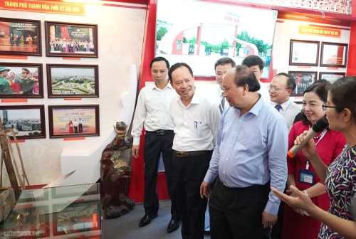 Премьер Вьетнама Нгуен Суан Фук посетил выставку «Тханьхоа раньше и сейчас» - ảnh 1