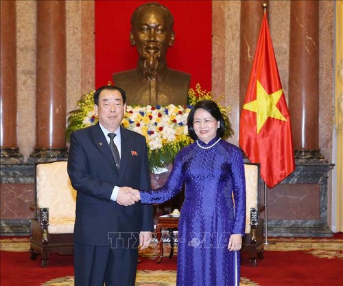 Вице-президент Вьетнама приняла делегацию Центрального суда КНДР - ảnh 1