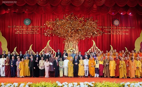 Буддийские сангхи Вьетнама и других стран прилагают совместные усилия для создания мира на Планете - ảnh 1