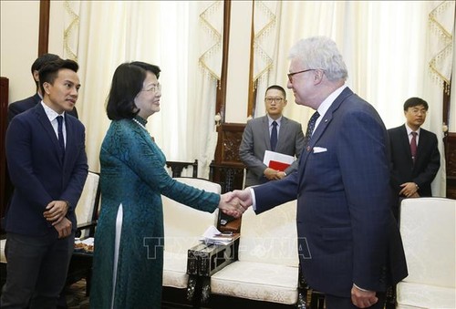Вице-президент Вьетнама Данг Тхи Нгок Тхинь приняла губернатора австралийского штата Квинсленд - ảnh 1