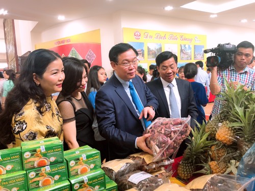 Вице-премьер Вьетнама принял участие в форуме по производству и сбыту личи Бакзянг - ảnh 1
