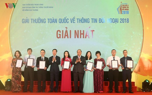 Во Вьетнаме вручена национальная премия внешнего информирования 2018 года - ảnh 1
