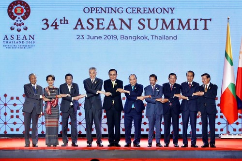 Премьер Вьетнама завершил участие в 34-м саммите АСЕАН - ảnh 1