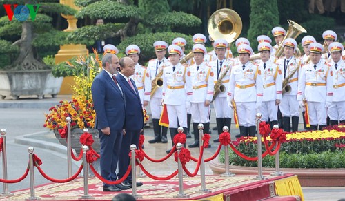 Нгуен Суан Фук провел переговоры с премьер-министром Армении - ảnh 1