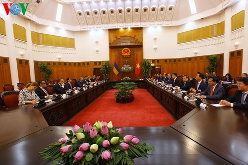 Нгуен Суан Фук провел переговоры с премьер-министром Армении - ảnh 2