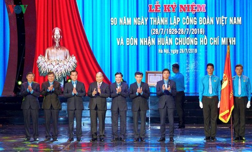 Нгуен Суан Фук: необходимо активно обновлять работу вьетнамских профсоюзов - ảnh 2